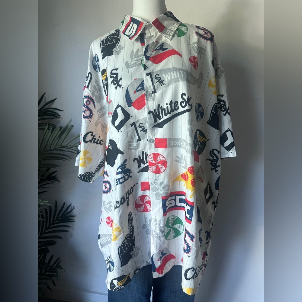 MLB Chicago White Sox Men’s Themed Buttoned Down Collar Hawaiian Shirt XL